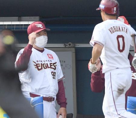 　４回、島内の走者一掃の左越え適時二塁打で生還した小深田（右）とエアタッチを交わす石井監督（撮影・開出牧）