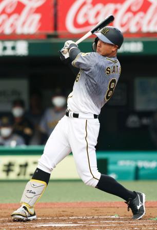 　２回、右中間に本塁打を放つ阪神・佐藤輝＝メットライフドーム