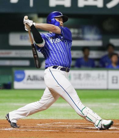 　６回、佐野が右前に同点打を放つ