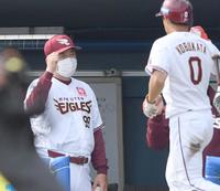 　４回、島内の走者一掃の左越え適時二塁打で生還した小深田（右）とエアタッチを交わす石井監督（撮影・開出牧）