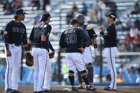 　先発・竹安（右端）の元に集まるオリックスナイン（撮影・開出牧）