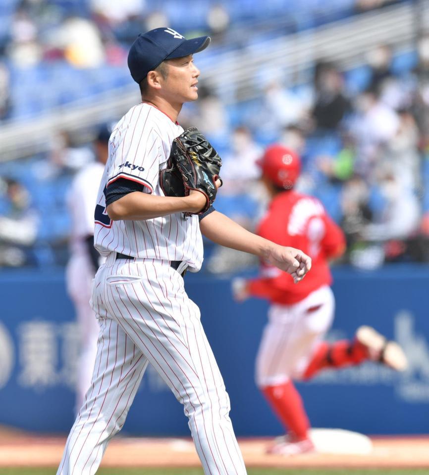 　３回、９失点でマウンドを降りる石川（左）＝撮影・西岡正