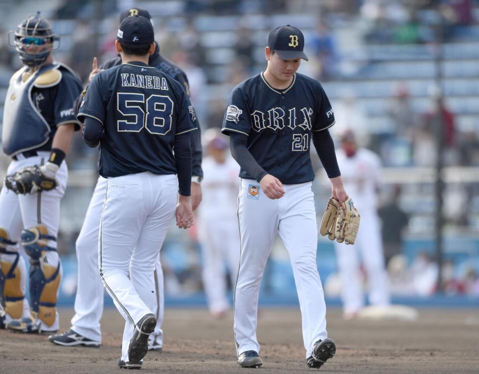 　４回途中で降板した竹安（右）＝撮影・開出牧