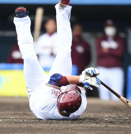 　２回、死球を受け負傷する横尾（撮影・開出牧）