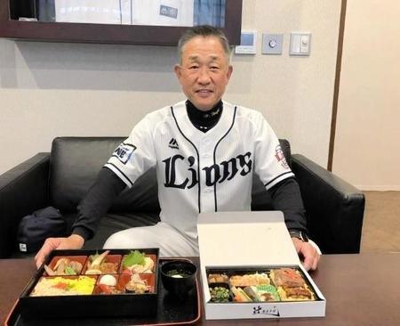 辻発彦弁当（右）と辻発彦御膳（左）を紹介する西武・辻監督＝球団提供