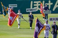 第93回選抜高校野球大会の開会式リハーサルで、マスクを着用して行進する各校の選手ら＝18日午前、甲子園球場