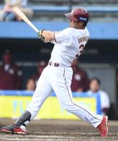 　３回、同点の右前適時打を放つ島内（撮影・開出牧）