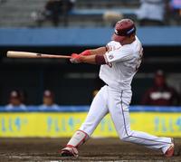 　８回、右越え２ランを放つ田中和（撮影・開出牧）