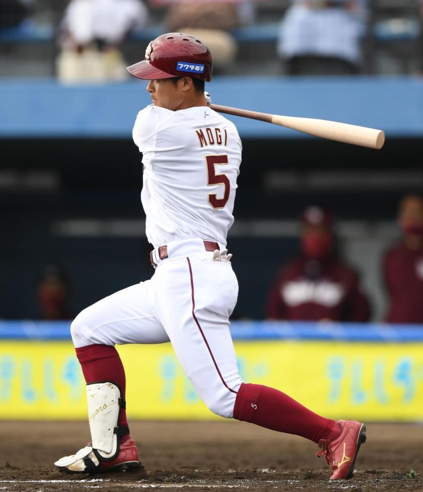 　６回、勝ち越しの右前適時打を放つ茂木（撮影・開出牧）