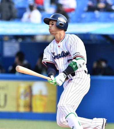 　３回、勝ち越し満塁弾を放つ西浦（撮影・高石航平）