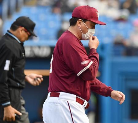 　４回、選手交代を告げる石井監督（撮影・高石航平）