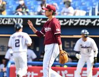 　２回、青木の適時打で中村（２）の生還を許した涌井（中央）＝撮影・高石航平