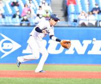 　３回、軽快にゴロをさばく山田（撮影・高石航平）