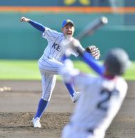 　１回、守（手前）を空振り三振に仕留める健大高崎・高松（撮影・吉澤敬太）