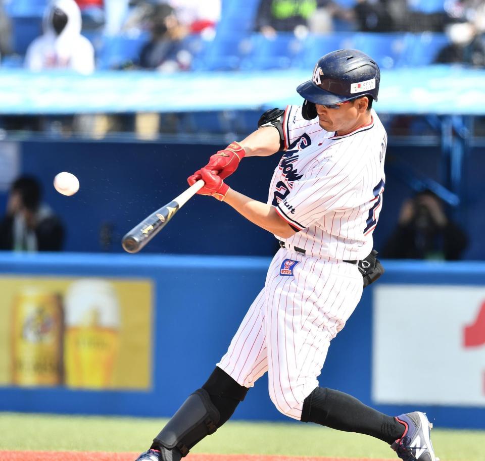 　２回、勝ち越し適時打を放つ青木（撮影・高石航平）