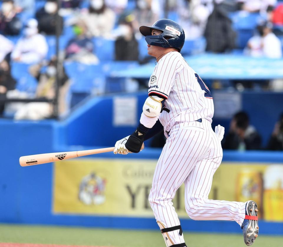 　４回、２ランを放つ山田（撮影・高石航平）