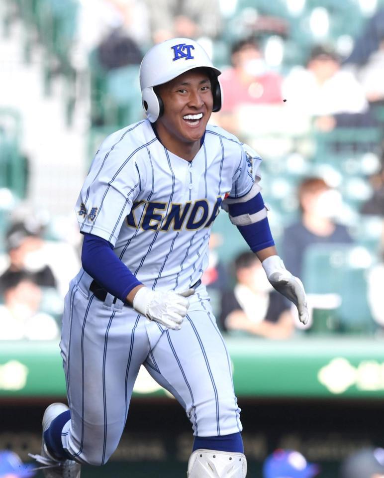 　２回、適時二塁打を放ち、笑顔で駆け出す健大高崎・高松（撮影・北村雅宏）