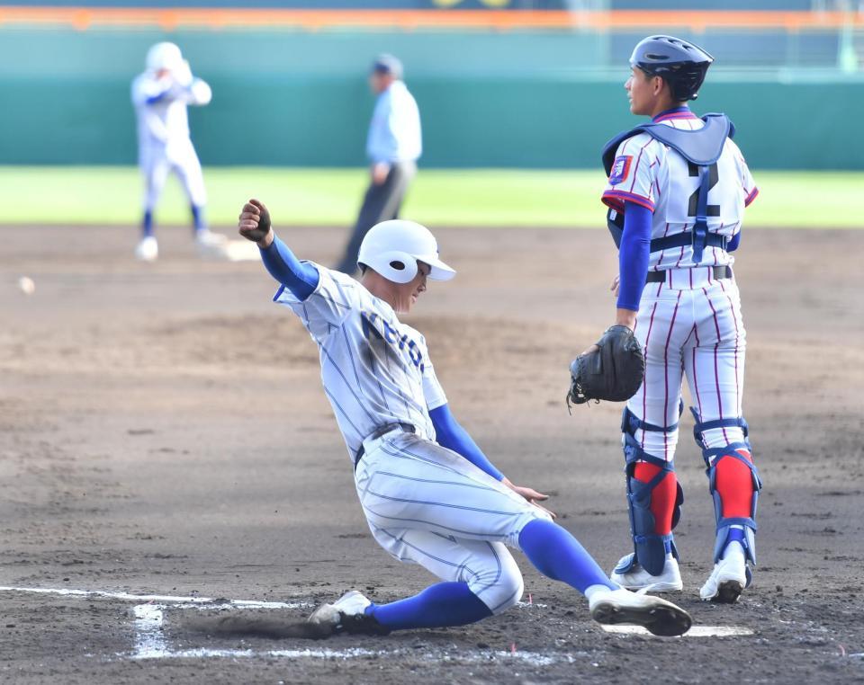 ２回、伊藤の先制打で生還する一走・森川。捕手は下関国際・守（撮影・吉澤敬太）