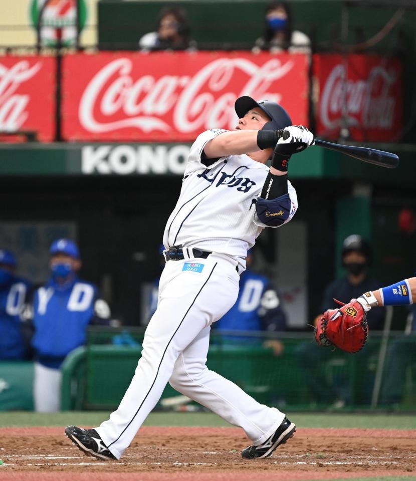 ４回、中越えソロを放つ山川