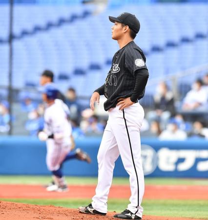 １回ＤｅＮＡ無死、ＤｅＮＡ・桑原将志に先頭打者弾を許したロッテ・佐々木千隼＝横浜スタジアム（撮影・高石航平）