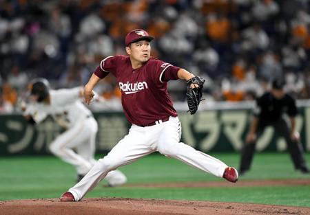 東京ドームのマウンドに立った楽天・田中将大（左は巨人・坂本勇人）（撮影・佐藤厚）