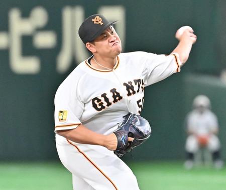 ５回途中から登板した巨人３番手の戸根＝東京ドーム