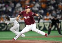 東京ドームのマウンドに立った楽天・田中将大（左は巨人・坂本勇人）（撮影・佐藤厚）