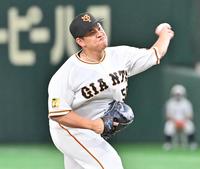 ５回途中から登板した巨人３番手の戸根＝東京ドーム