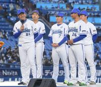 トークイベントで開幕投手の理由を笑顔で語るＤｅＮＡ・三浦大輔監督（左）と指名されたＤｅＮＡ・浜口遥大（右から二人目）＝横浜スタジアム（撮影・高石航平）