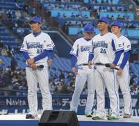 トークイベントで開幕投手を浜口（右から二人目）と発表した三浦監督（左）＝撮影・高石航平