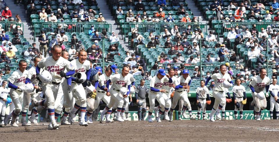 延長１０回、関の適時打でサヨナラ勝ちし、笑顔で駆け出す神戸国際大付ナイン　