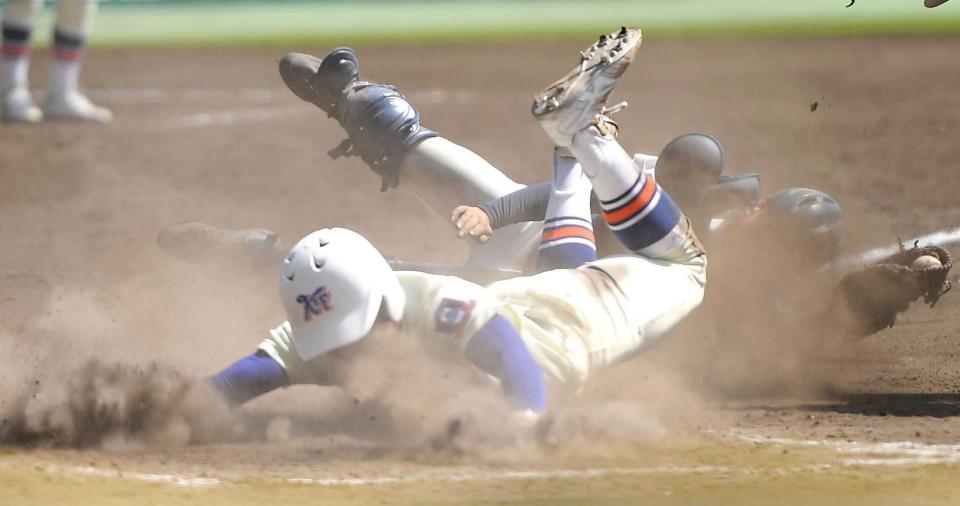 　本塁を突く神戸国際大付属・坂本