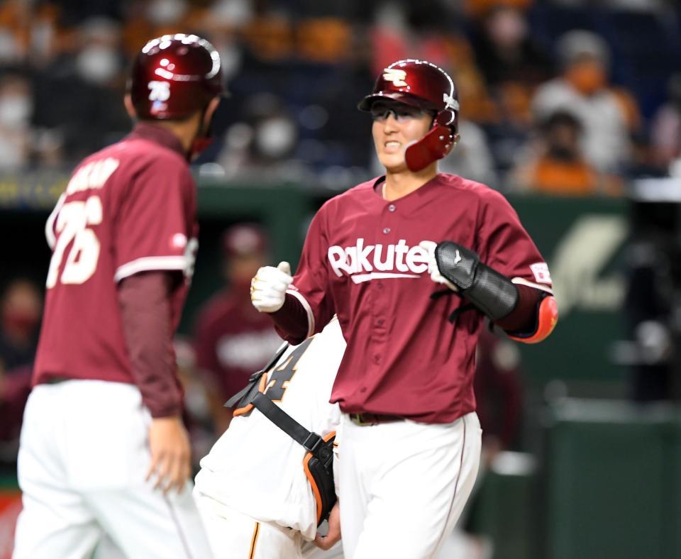 　５回、太田光（右）は右越えに逆転２ランを放つ（撮影・佐藤厚）