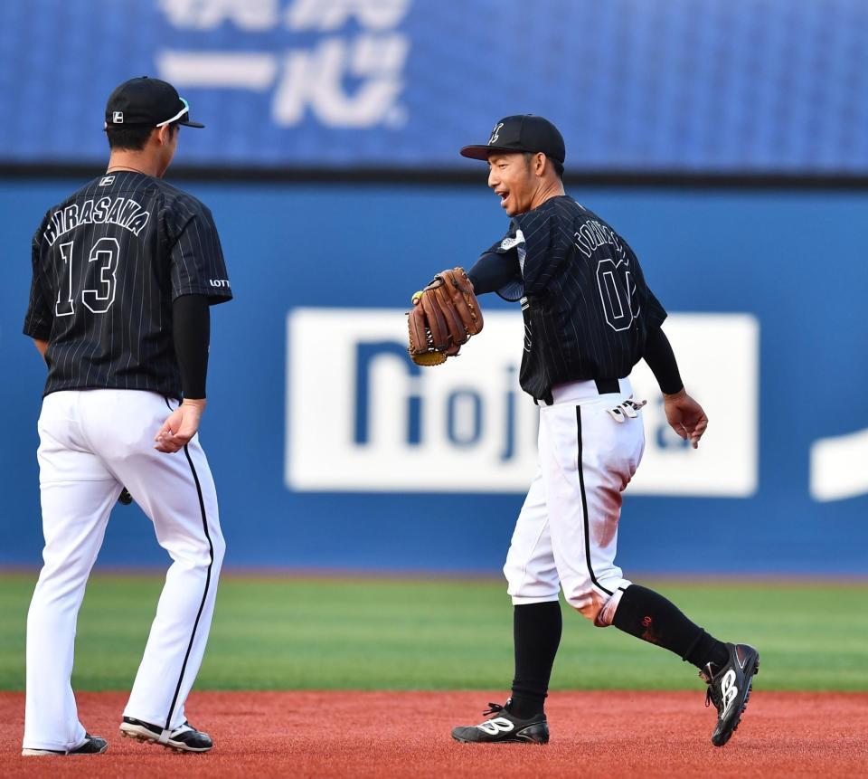 ８回ＤｅＮＡ２死、好守を見せたロッテ・平沢（左）とタッチをかわすロッテ・鳥谷敬＝横浜スタジアム（撮影・高石航平）