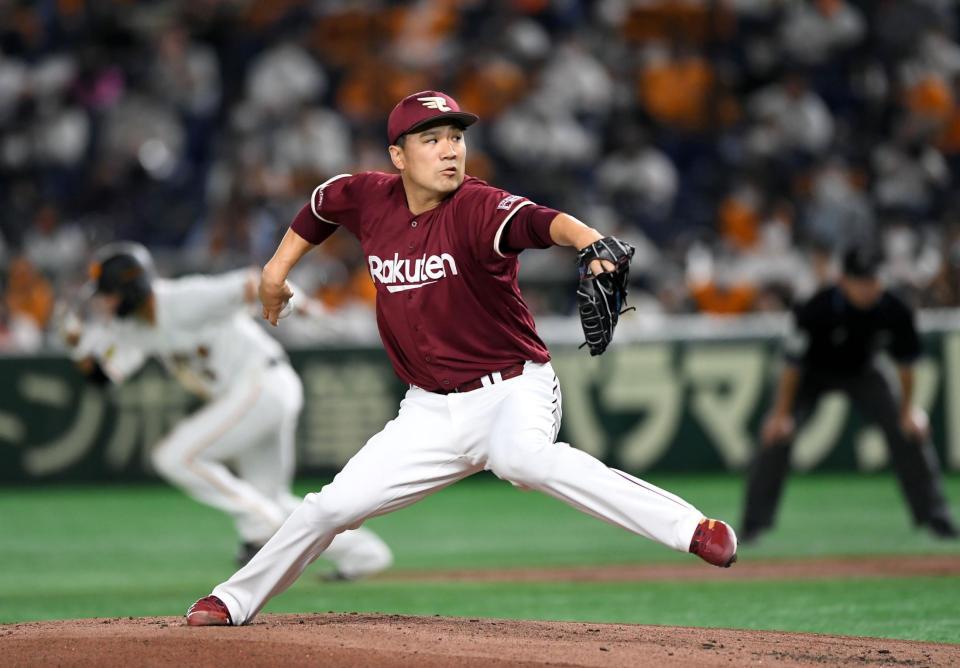 東京ドームのマウンドに立った楽天・田中将大（左は巨人・坂本勇人）（撮影・佐藤厚）
