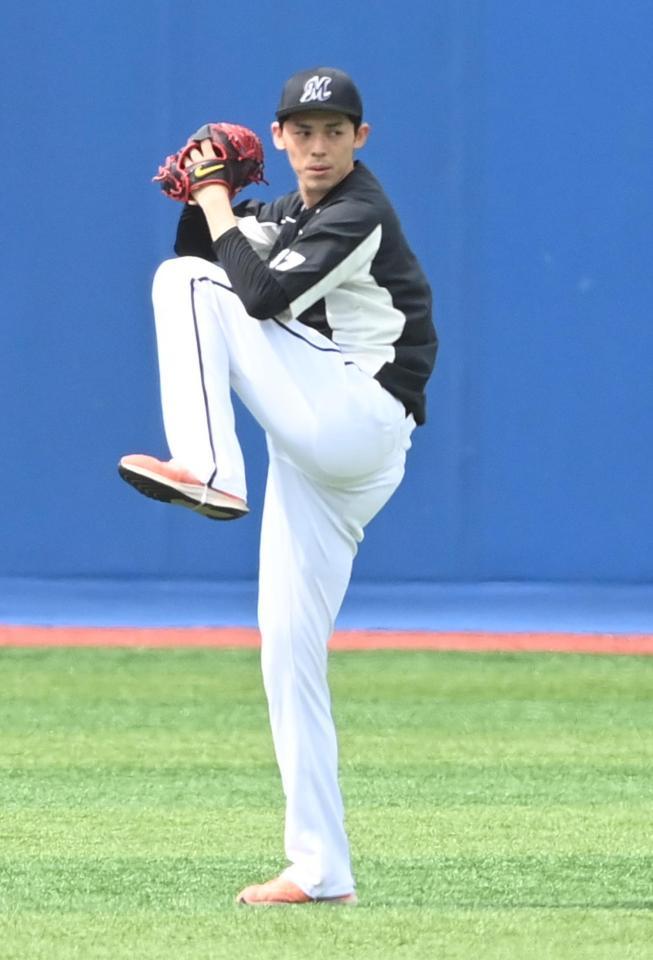 キャッチボールで調整するロッテ・佐々木朗