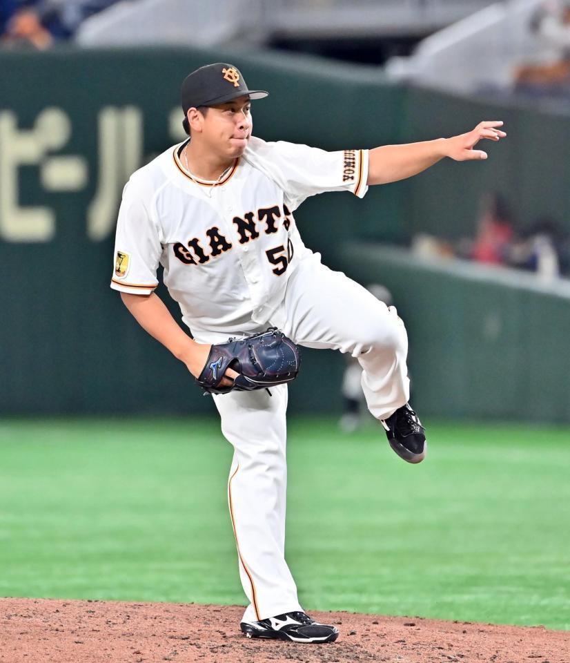 ５回途中から登板した巨人３番手の戸根＝東京ドーム