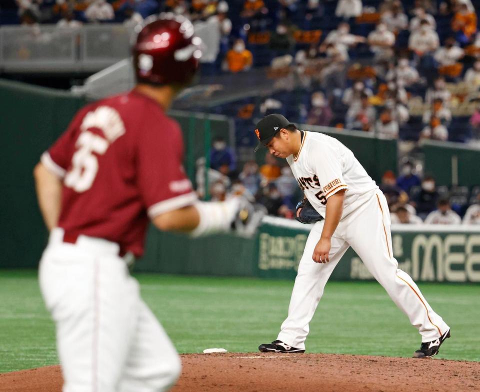 　６回、打者横尾のとき、ボークで楽天・島内（左）の生還を許す巨人・戸根＝東京ドーム