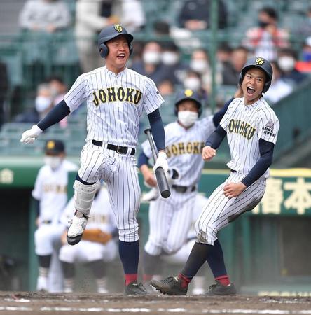 　５回、鳥取城北・中木村の内野安打と悪送球の間に逆転のホームを踏んだ一塁走者・松田龍太（右、左は畑中未来翔）