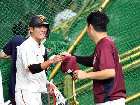 グータッチを交わす楽天・田中将大（右）と巨人・坂本勇人＝東京ドーム（撮影・佐藤厚）