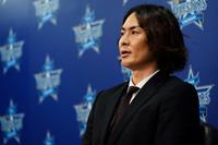 　引退会見を行う石川雄洋氏（写真・球団提供）