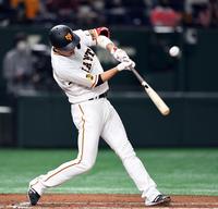 　１回、巨人・坂本勇人は右犠飛を放つ（撮影・佐藤厚）