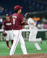 ５回、楽天・早川隆久（手前）は坂本勇人（右）に勝ち越しソロを浴びる（撮影・佐藤厚）