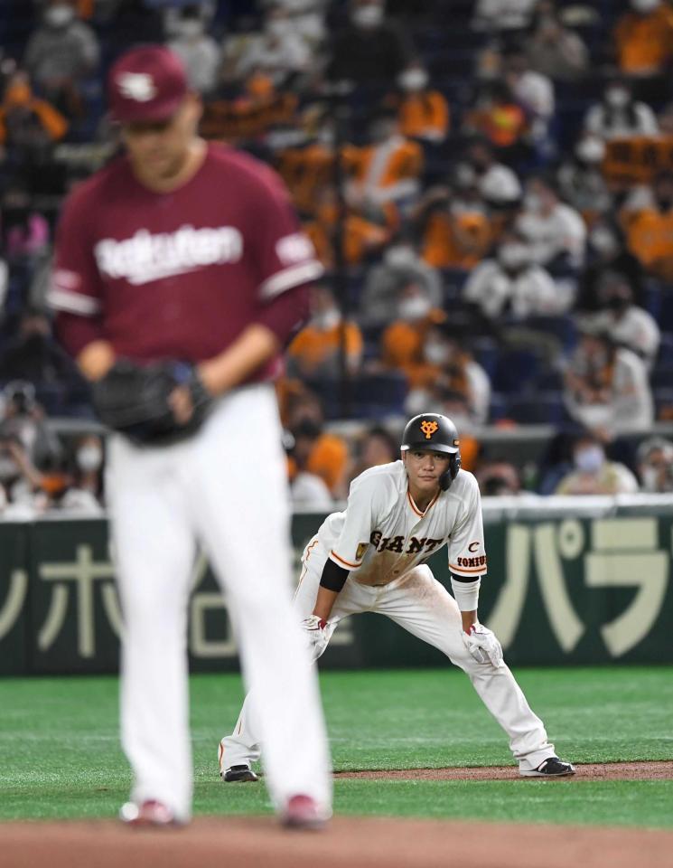 　１回、楽天・田中将（左）から四球を選んだ巨人・坂本