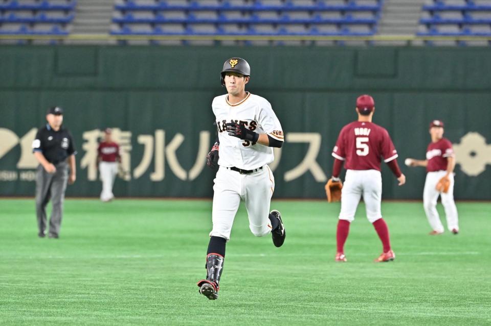 　４回、右中間に先制ソロを放った巨人・若林