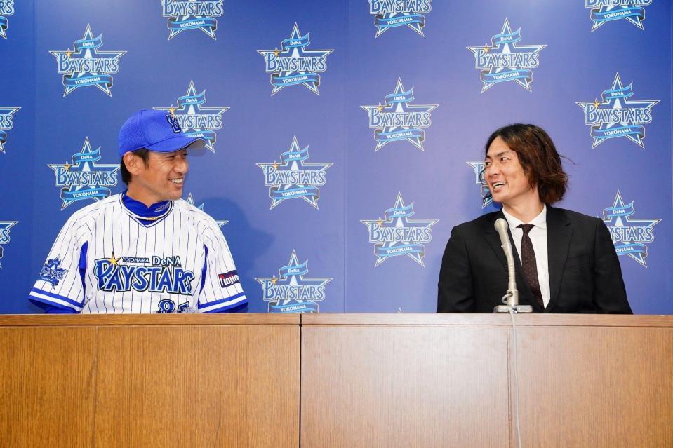 　引退会見でＤｅＮＡ・三浦大輔監督（左）と笑顔を見せる石川雄洋氏（写真・球団提供）