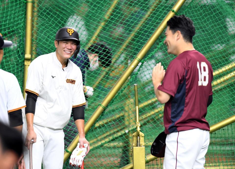 　談笑する巨人・坂本勇人（左）と楽天・田中将大（撮影・佐藤厚）