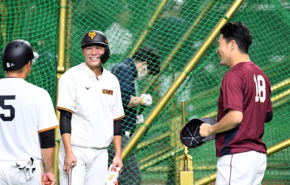 　談笑する（左から）巨人・中島宏之、坂本勇人、楽天・田中将大（撮影・佐藤厚）