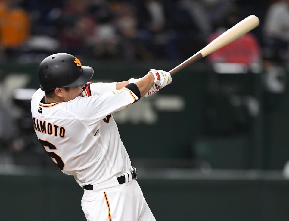 ５回、坂本勇人は中越えに勝ち越しのオープン戦第１号を放つ（撮影・佐藤厚）