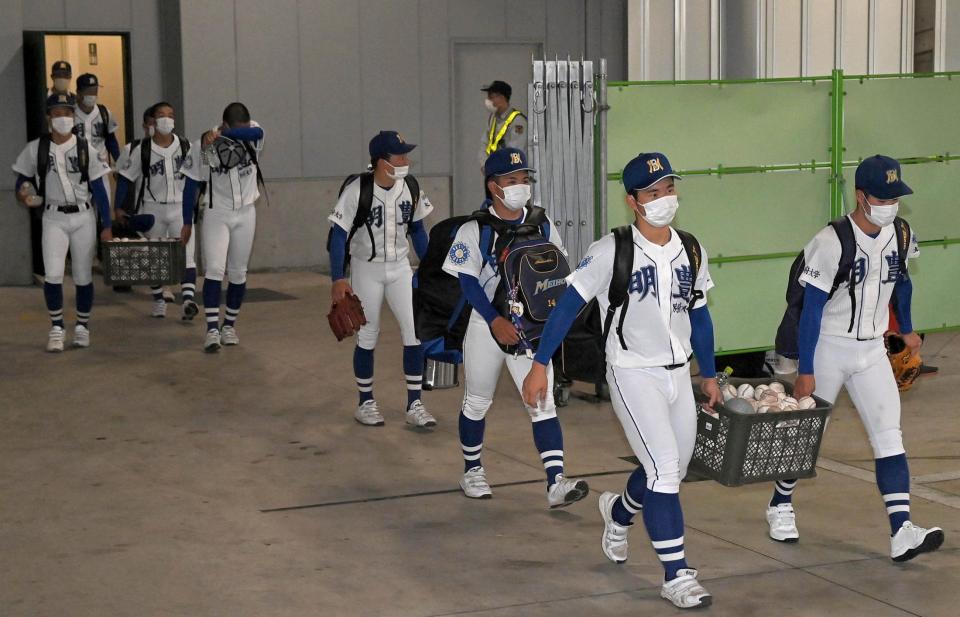 雨天練習を終え、阪神甲子園球場を出る明豊の選手たち＝甲子園（代表撮影）